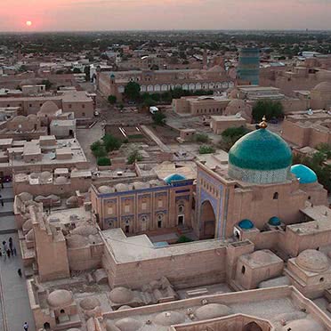 Erkakning dumbasi sperma bilan qoplangan