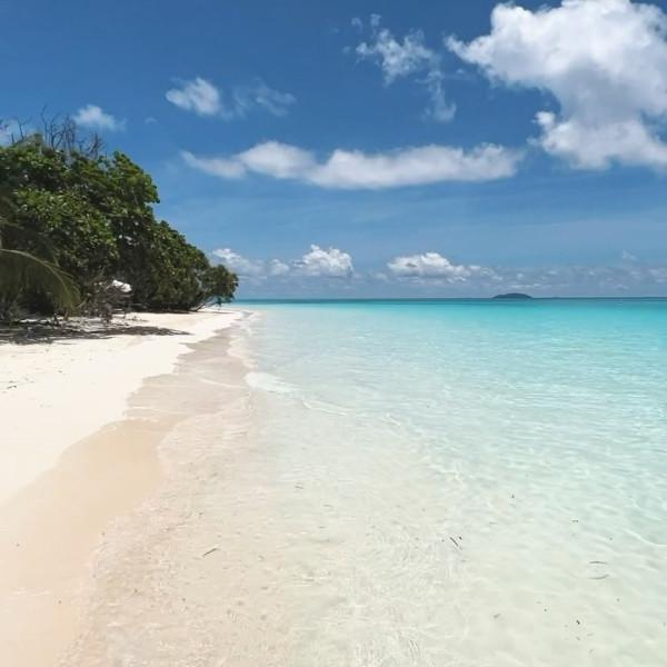 A M A N · J E T · E X P E D I T I O N S

This is what greets you when arriving at Amanpulo.