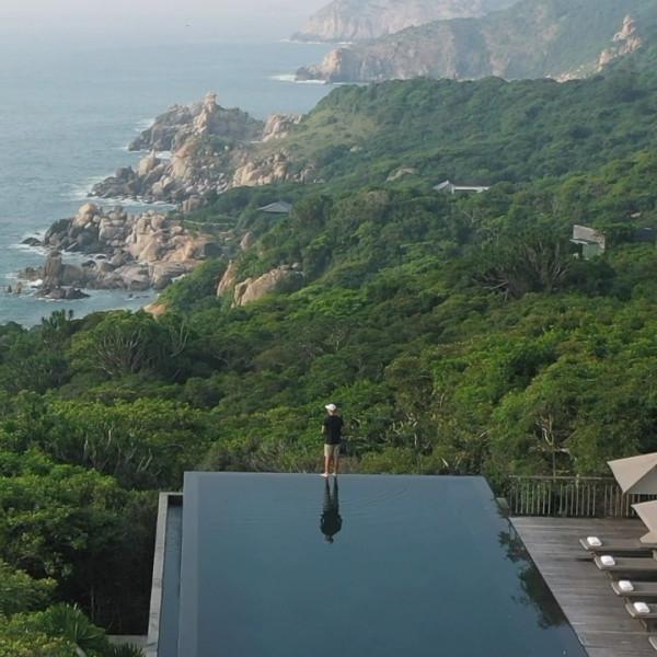 A M A N · J E T · E X P E D I T I O N S

The view of Vietnam’s dramatic coastline from Amanoi’s clifftop perch.