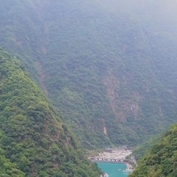 T A R O K O · G O R G E
 🇹🇼3 / 6 🇹🇼

For many, the dramatic highlight of eastern Taiwan is Taroko Gorge, a natural masterpiece with marble cliffs towering over the meandering Liwu River, flanked by serene trails, rugged coastal cliffs, and valleys and meadows.

Explore Taiwan’s dramatic east coast, full sublime landscapes and wonder, with Remote Lands. Link in the description.