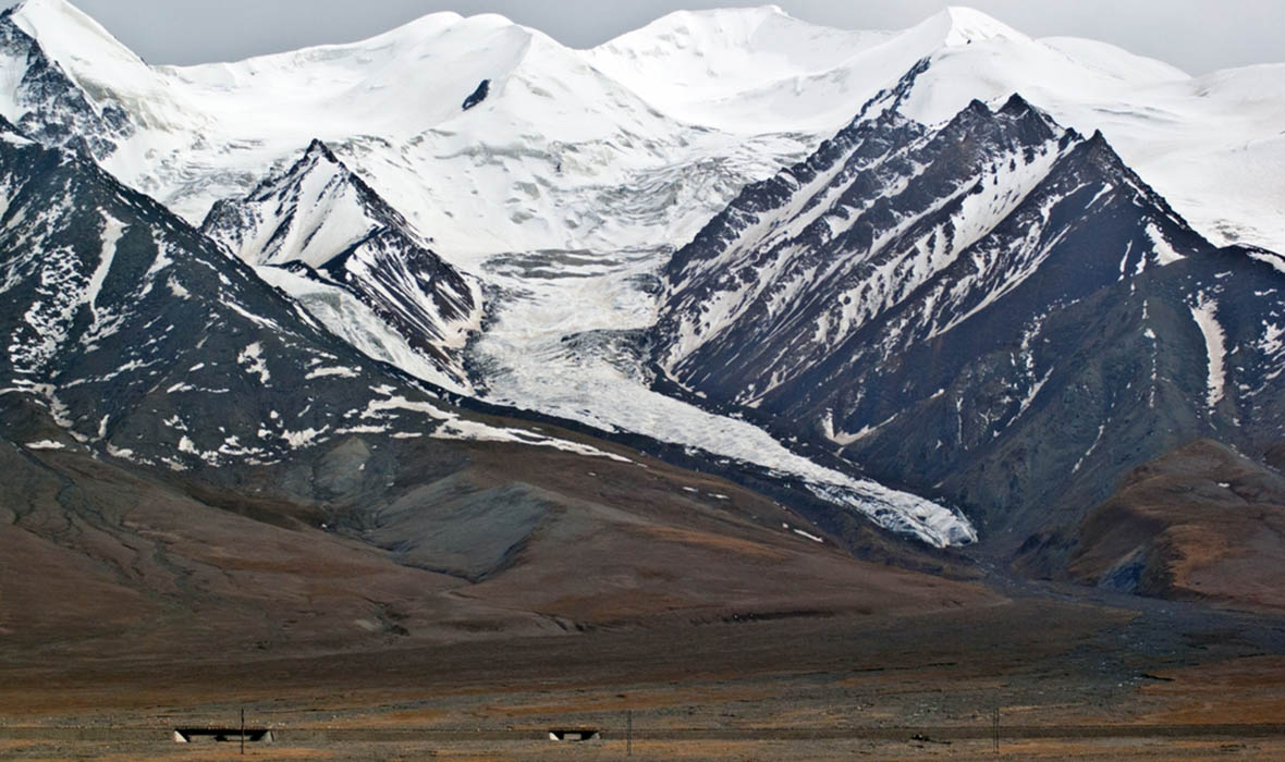 Yuzhu Peak is also called Kekesejimen Feng, located about 10 km east from the Kunlun Pass and 160 km from Golmud. It is the highest peak of the eastern Kunlun Mountains.