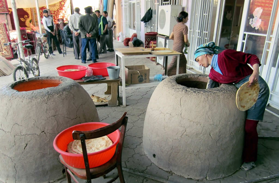 Baking_Bread_in_Bai_Bazaar,_Dashoguz