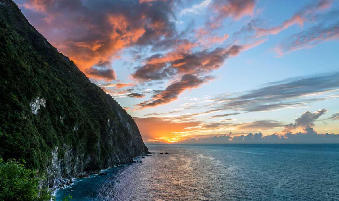 Sunrise-at-the-Qingshui-cliffs