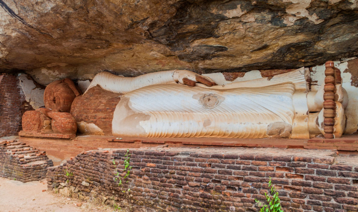 Buddha-under-Pidurangala-rock