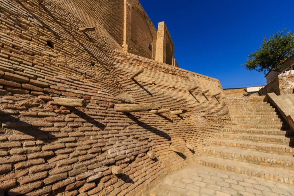 Zindon prison's walls.