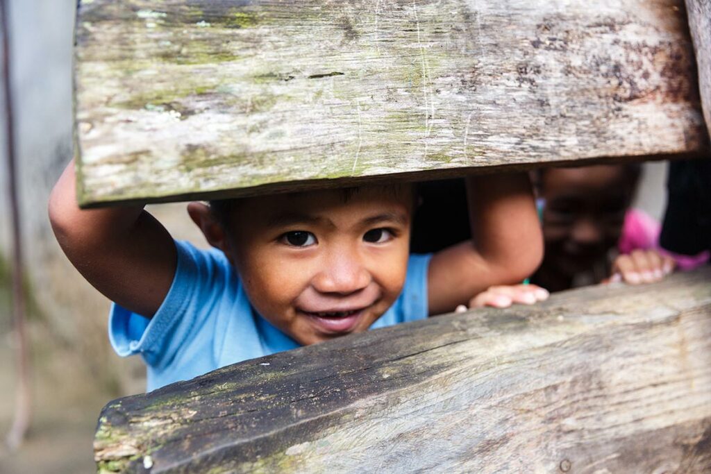 Children-during-the-trek-to-Batad