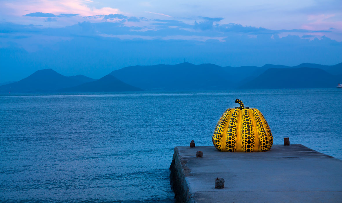 Naoshima-Giant-pumpkin