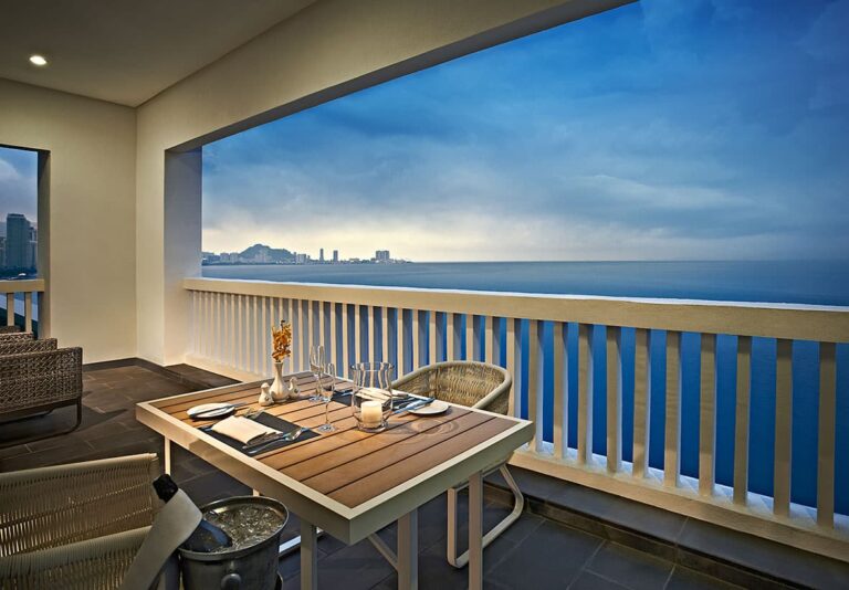 VA-Corner-Suite---balcony-sunset