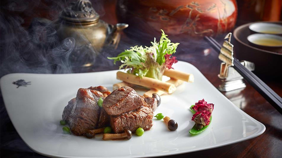 Wok-fried diced premier Korean beef fillet smoked with rose tea leave 1074 Wok-fried diced premier Korean beef fillet smoked with rose tea leave 1074